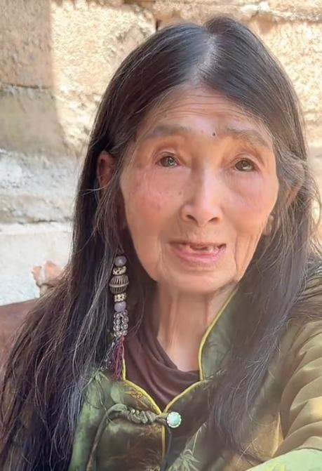 眼神清澈头发乌黑茂密保养秘诀很常见瓦力棋牌游戏90岁彝族奶奶神仙颜值(图11)