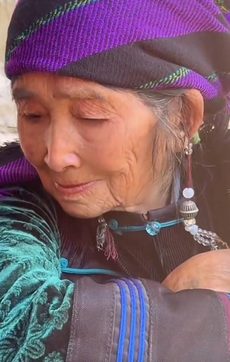 眼神清澈头发乌黑茂密保养秘诀很常见瓦力棋牌游戏90岁彝族奶奶神仙颜值(图5)