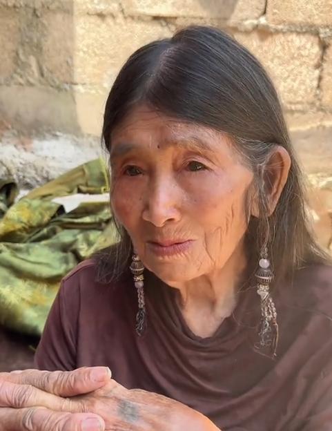 眼神清澈头发乌黑茂密保养秘诀很常见瓦力棋牌游戏90岁彝族奶奶神仙颜值(图9)