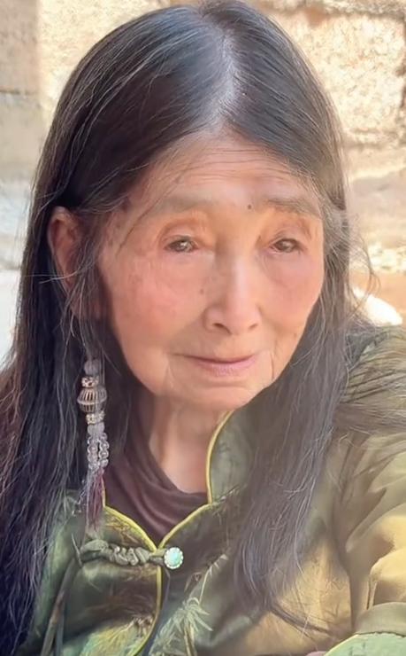 眼神清澈头发乌黑茂密保养秘诀很常见瓦力棋牌游戏90岁彝族奶奶神仙颜值(图4)