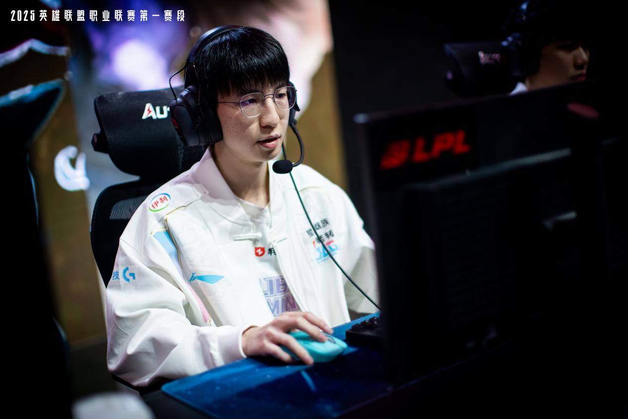 5-2026年英雄联盟职业联赛指定电竞椅瓦力游戏app重磅官宣！傲风成为202(图3)