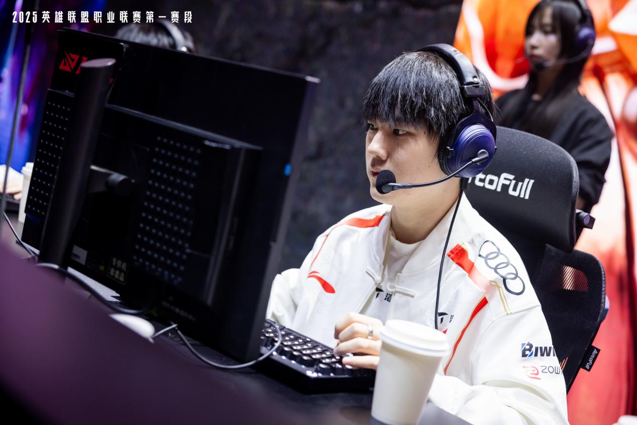 5-2026年英雄联盟职业联赛指定电竞椅瓦力游戏app重磅官宣！傲风成为202(图5)