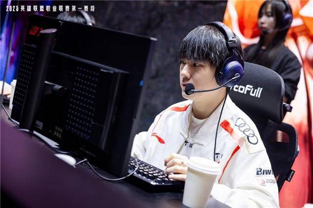 25-2026LPL共赴电竞新征途！瓦力棋牌游戏傲风G7电竞椅助力20