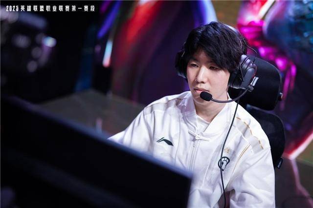 25-2026LPL共赴电竞新征途！瓦力棋牌游戏傲风G7电竞椅助力20(图2)