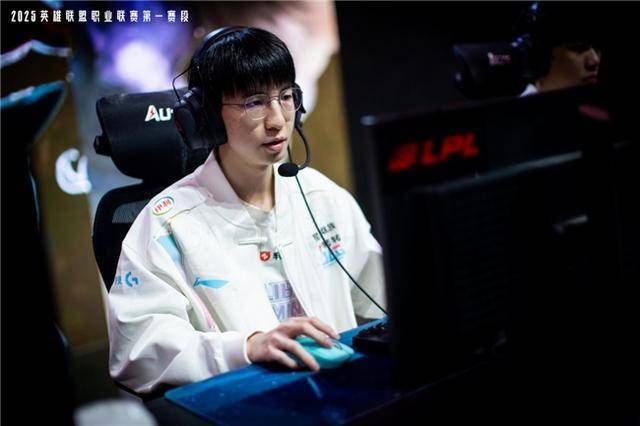 25-2026LPL共赴电竞新征途！瓦力棋牌游戏傲风G7电竞椅助力20(图3)