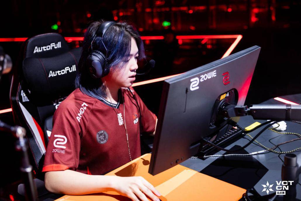 共铸2025-2026CN联赛新辉煌瓦力棋牌游戏傲风电竞椅助力无畏契约！(图3)