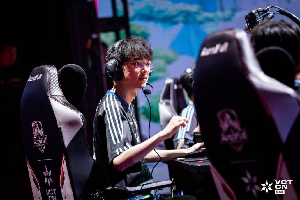 共铸2025-2026CN联赛新辉煌瓦力棋牌游戏傲风电竞椅助力无畏契约！(图4)