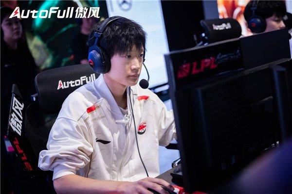 血落幕 傲风见证AL新王加冕 登顶巅峰！瓦力娱乐棋牌英雄联盟职业联赛第二赛段热(图6)